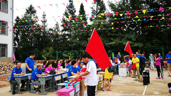 共同前行， 温暖你我——徐州6686体育统一医药连锁销售有限公司贵州修文小学助学行